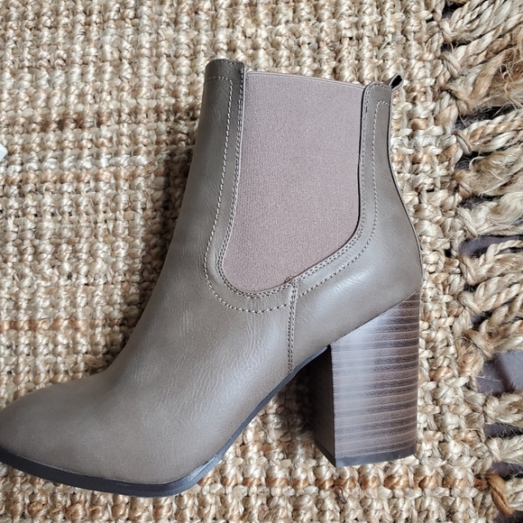 Liliana Shoes - Tan color boots size 10 women's New with 3 inch high chunky heels by Lil…